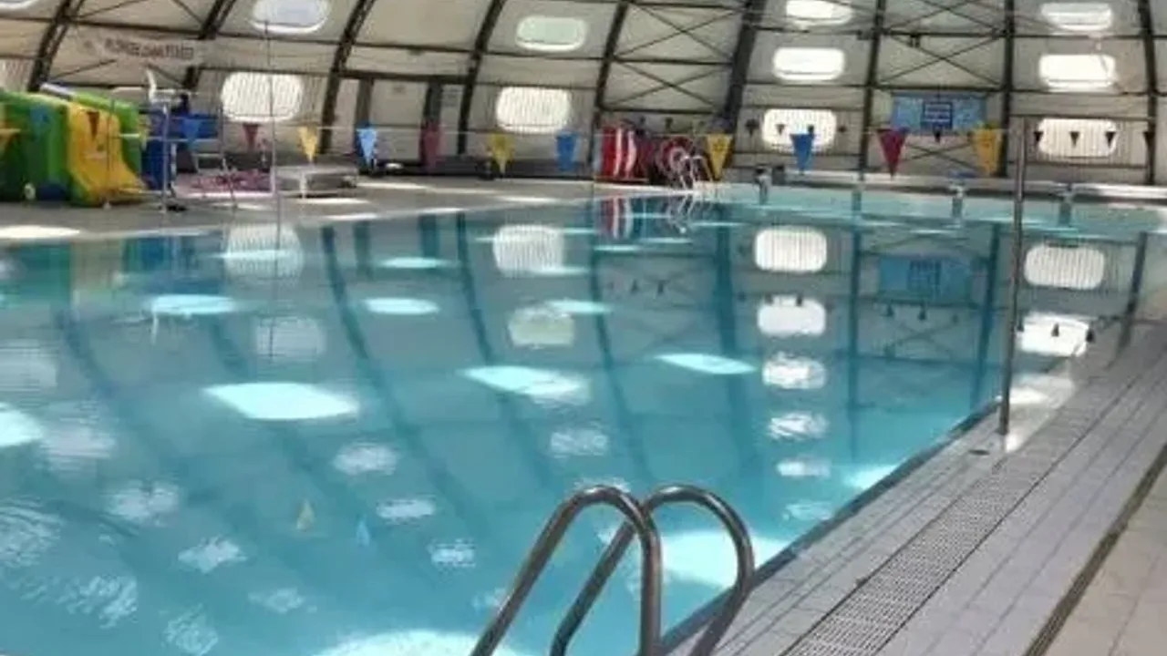 Visite de la piscine Tournesol de Fosses