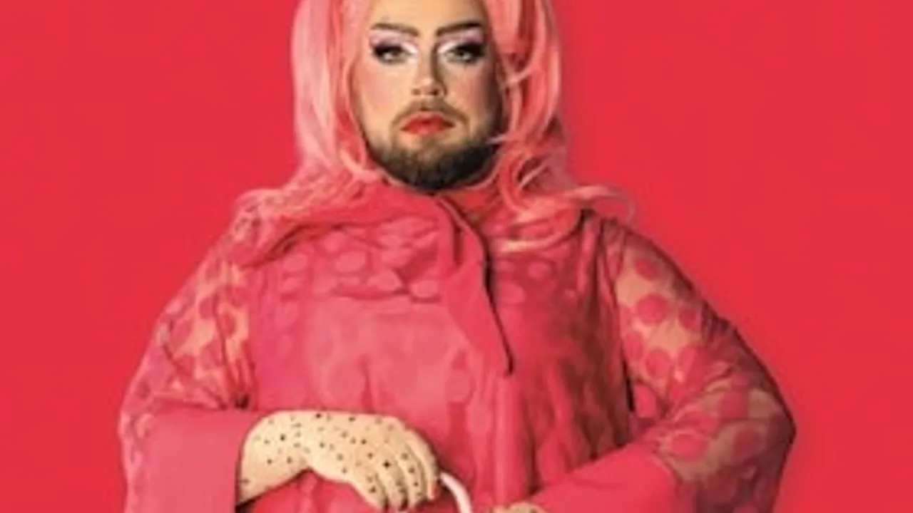 Drag & Druckerschwärze   – Miss Sara Jevos dragtastischer Büchersalon