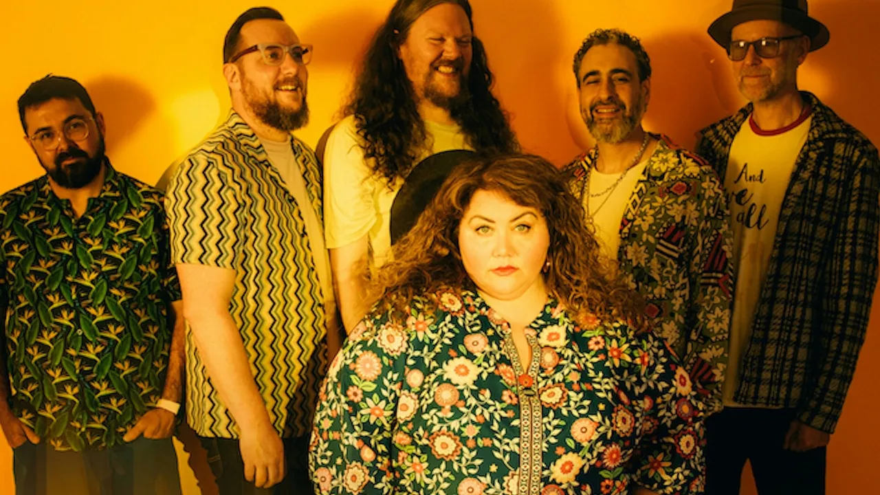 Ríoghnach Connolly + Honeyfeet