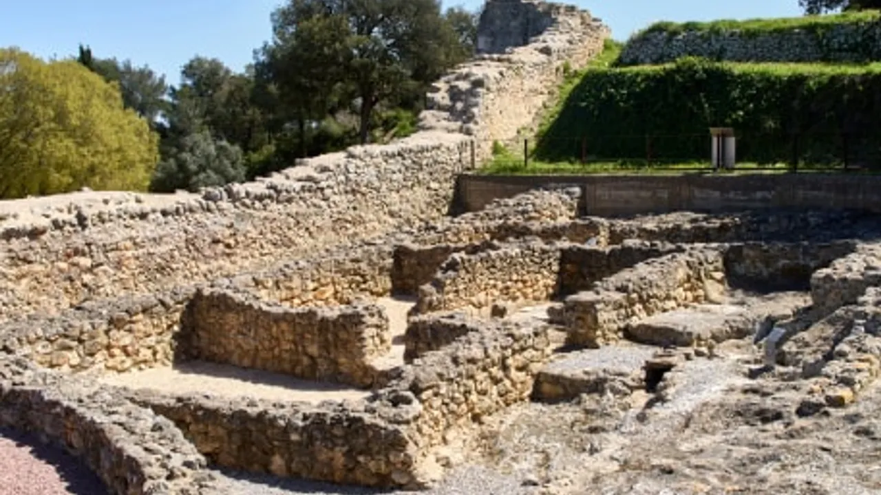 Muralla, cases i carrers de l'oppidum iber