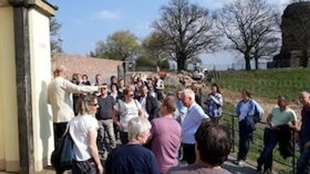 Große Weinbergwanderung - "5 km - 6 Weine Tour" mit dem Winzer in 4h zum "Goldenen Wagen"