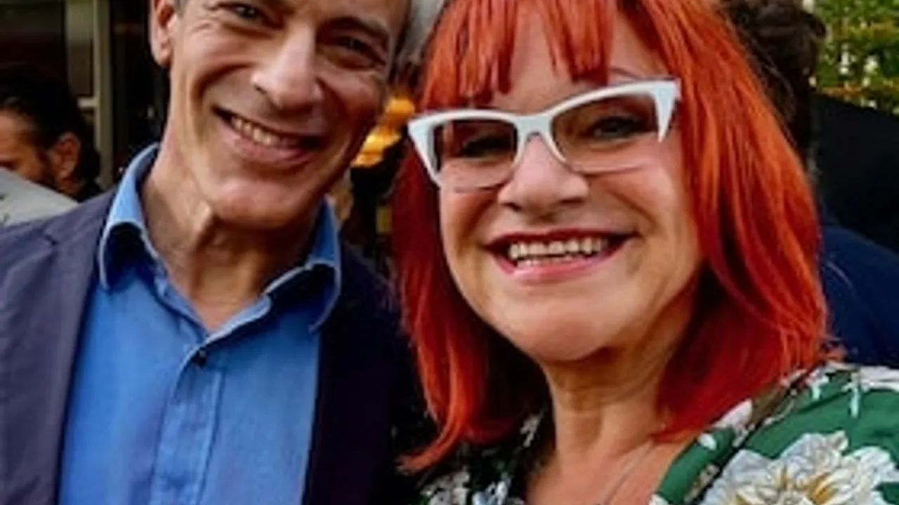 Liebe, Lust & Hexenschuss - Komödie, szenisch gelesen, mit dem Schauspieler Gedeon Burkhard und der Entertainerin Lou Hoffner.