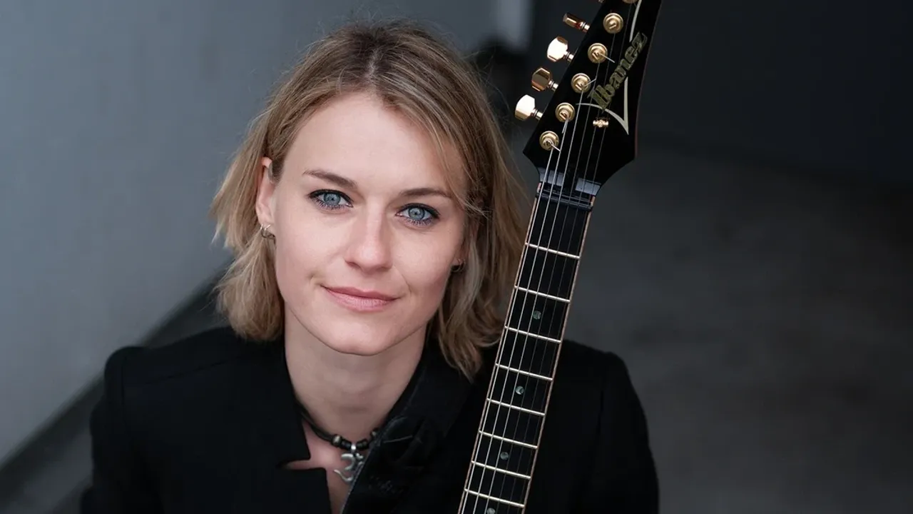 YASI HOFER