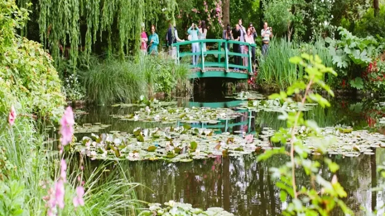 From Paris: Skip the Line Monet Gardens & Giverny Bike Tour with Market Picnic Stop