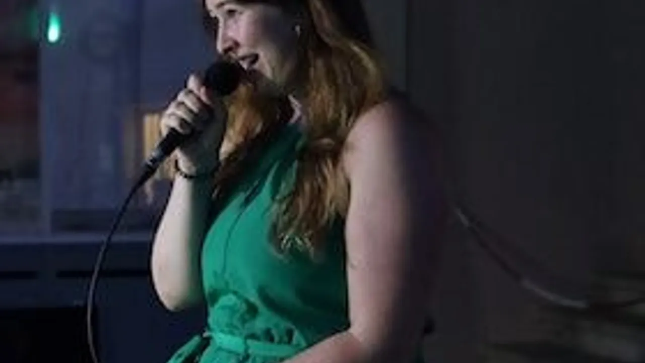 ROSENAU Poetry Slam - als Conférencière und Moderatorin Marina Sigl