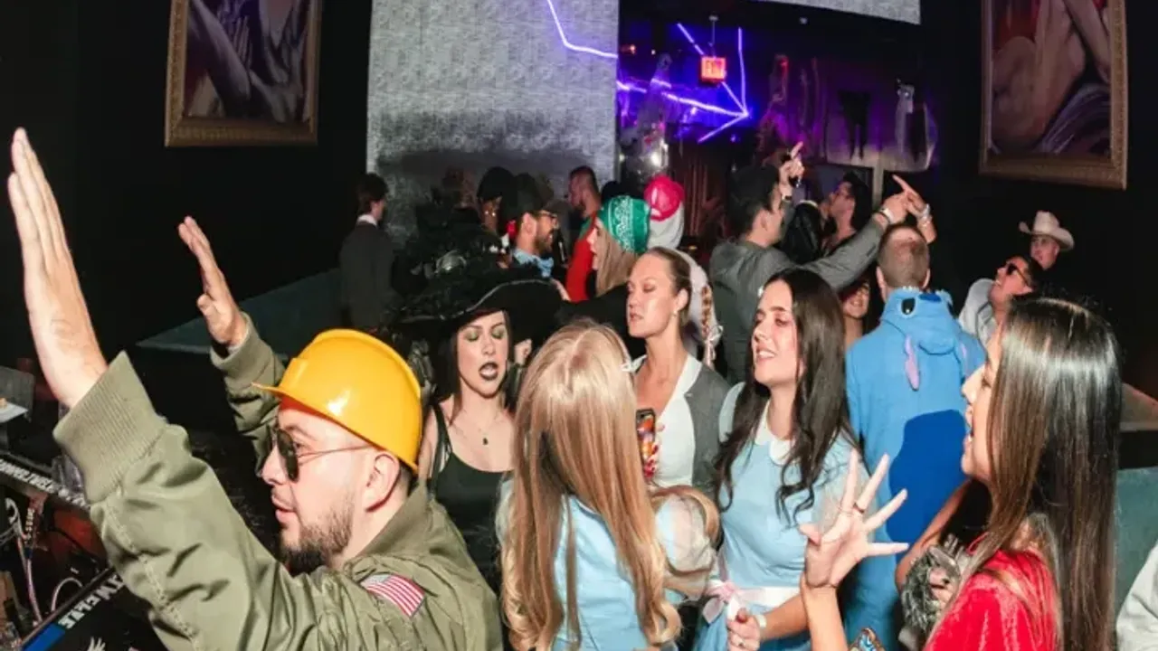 The Boos & Booze Chicago Halloween Friday & Saturday Bar Crawl | West Loop