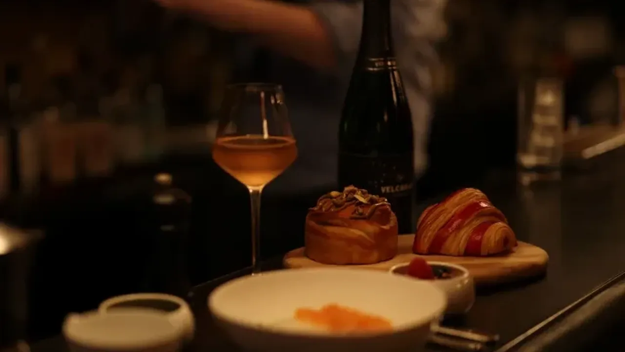 Brunch au champagne dans un bar caché à Saint-Germain : dégustation & cocktail signature