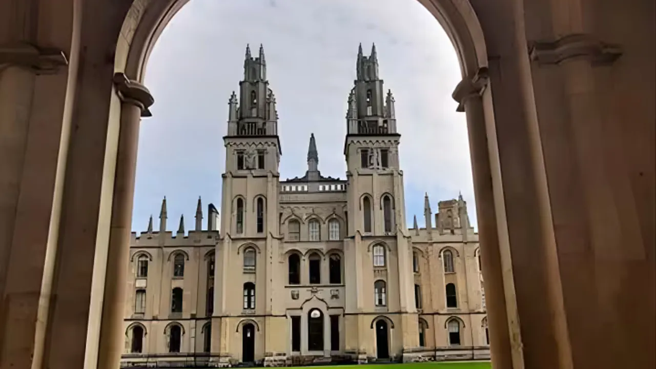 90 Minute Classic Walking Tour of Oxford