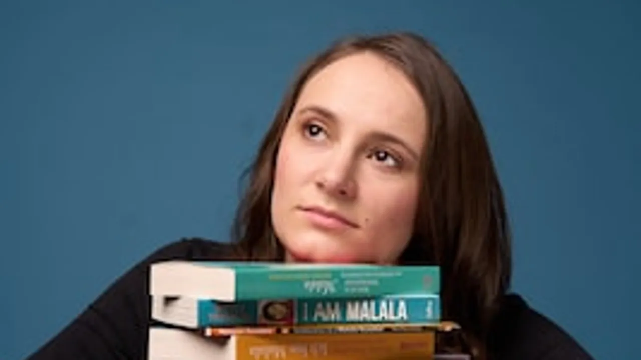 MALALA – MÄDCHEN MIT BUCH (A Girl with a Book)