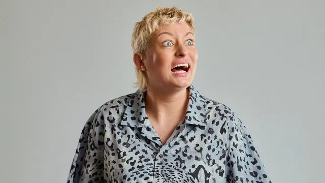 Harriet Dyer: Easily Distra...