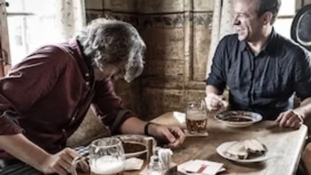 Zwei Gulasch und zwei Seidl Bier