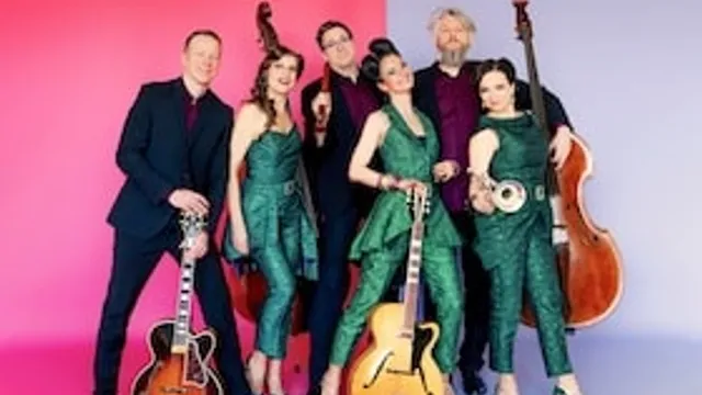 Wildes Holz & Zucchini Sistaz - Ein Konzertabend auf der überdachten Freiluftbühne – voller Charme, Klangkraft und Schabernack.