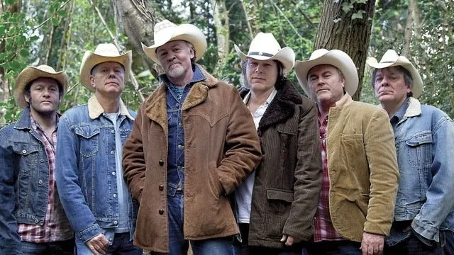 Los Pacaminos featuring Paul Young