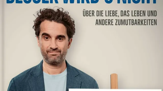 Wnuk agiert liest/ spielt/ erzählt aus seinem Buch  „Besser wird’s nicht“ und anderen Texten