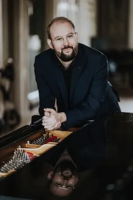 Johann Blanchard mit musiziert bewegende Geschichten aus französischer Romantik