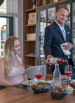 ARAZ borvacsora izgalmas ízekkel és gondosan válogatott borokkal