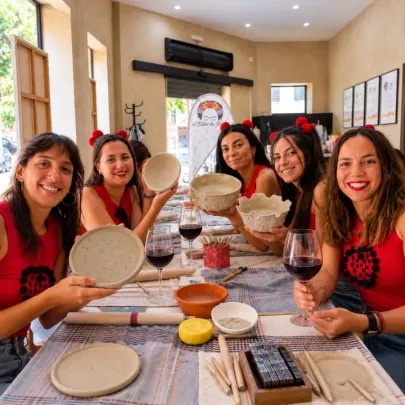 Crea tu propia pieza: experiencia de cerámica creativa con vino ilimitado de 2.5hrs - Málaga