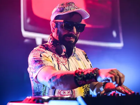 Dj Hakan Küfündür ile 90lar ve 2000ler Türkçe Pop Parti