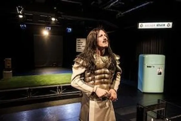 Man kann auch in die Höhe fallen - Theater der Keller