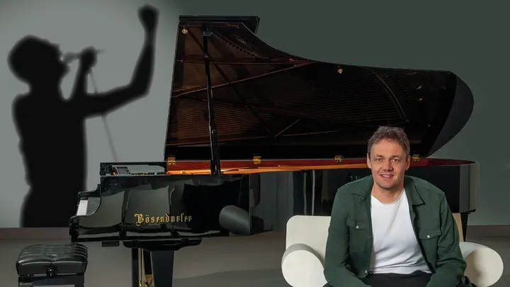 Bernd van den Bos - Bernd speelt Freddie Mercury