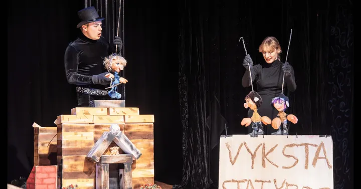 Trys paršeliai pasitinka Kalėdas. Su Kalėdų seneliu