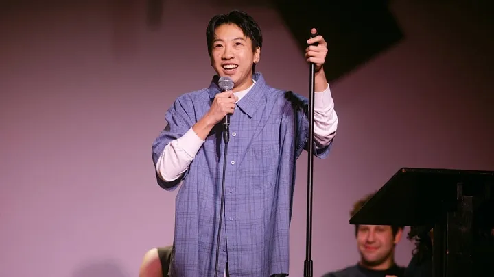 James Tom Goes on a Mini-Tour, Casual Style