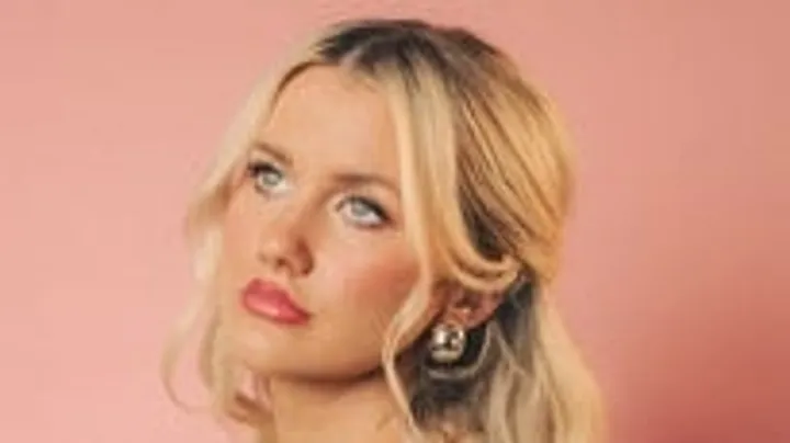 Elizabeth Nichols: I Don't Kiss & Tell, I Kiss & Tour