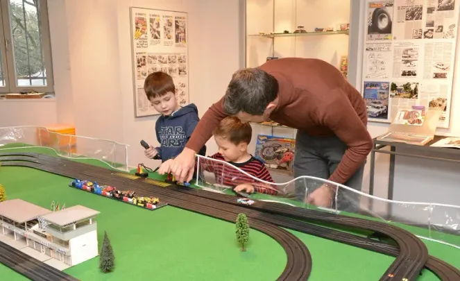 Schnelle Slotcars auf der kleinen Carrera-Rennbahn