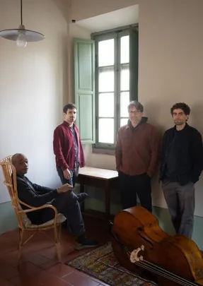 Noé Tavelli Double Drums Quartet; PAYEZ UNE ENTREE, VENEZ À DEUX