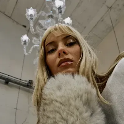 Savy Stone + support: HANNAH | Stairway