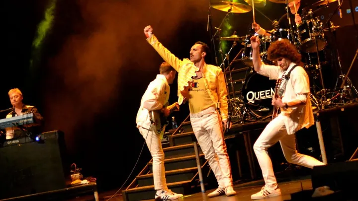 Queen at Christmas - Flash Queen