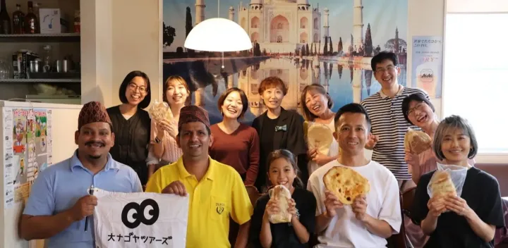 【世界の食卓＜インド料理＞】シェフ直伝！インド人も納得のスパイスカレーとナンづくりツアー《バターチキンカレー編》～大鍋でつくるカレーと粉からつくったナンをタンドール釜で焼き上げ、ラッシーと一緒にいただきます～