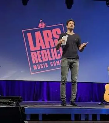 "Unaufhaltsam unterhaltsam" - Lars Redlich