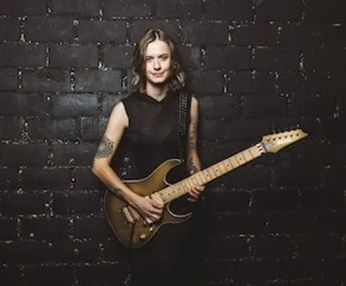 Yasi Hofer - "Between the lines"