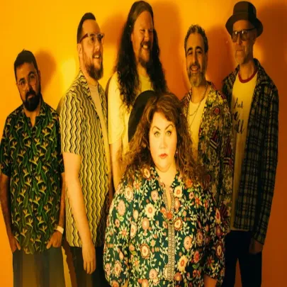 Ríoghnach Connolly + Honeyfeet