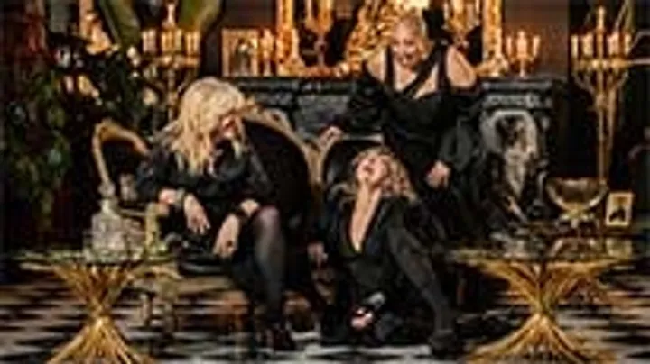 Elles: Luce Dufault, Lulu Hughes, Kim Richardson