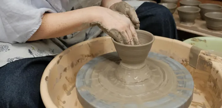 この道40年の陶芸作家が教える陶芸体験！～電動ろくろ・手びねりで器や置物をつくろう～