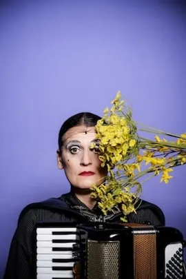 Carmela De Feo - groß! blond! erfolgreich!