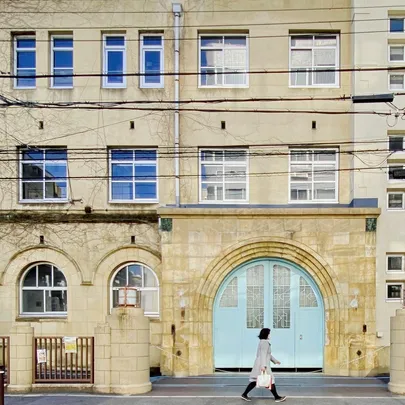 【元成徳中学校】F.L.ライトの影響を受けた学校建築、玄関ホールから旧作法室まで特別案内