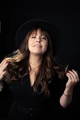 Katie Freudenschuss - "One-Woman-Show"      Eine Frau, ein Flügel, eine Show