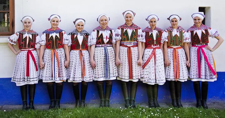 Přehlídka lidových krojů s cimbálovou muzikou (Janáček Brno 2026)