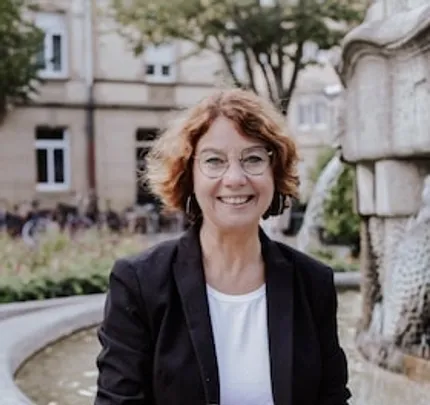 Lesung zum Weltfrauentag: Stefanie Wally - Akte Luftballon