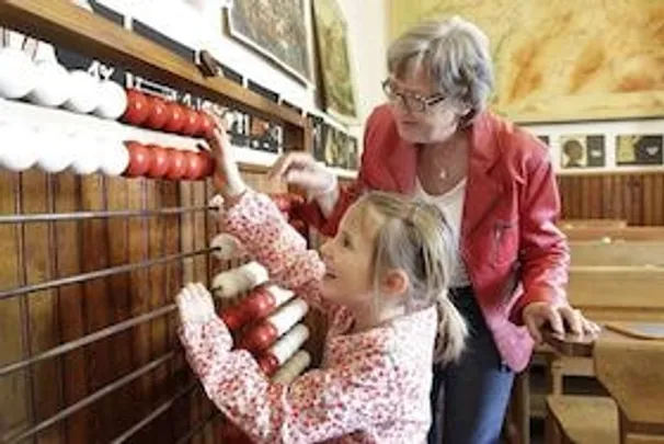 Herbstferienprogramm: Mit Oma und Opa ins Schulmuseum